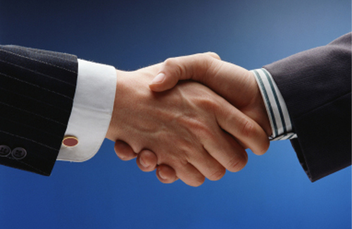 business handshake over blue background/apreton de manos sobre fondo azul